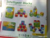 jucarie set de cuburi colorate, cu forme ce se pot imbina