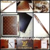 SET BIROU - AGENDA tip ORGANISER PIELE ECOLOGICA si PIX METALIC UNISEX  firma LOUIS VUITTON