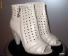Botine decupate / pantofi / sandale cu gaurele super trendy.