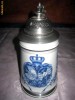 Frumoasa halba cu heraldica regala din portelan cu capac metalic deosebit in stil Baroc, avand design cu blazon cu coroana si lei