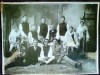 LA BALCIU LA PANTILIMON  27 IULIE 1926 , IMPREUNA CU FAMILIA , ADRIAN ZABAVA  INVATATOR , FOTOGRAFIE VECHE ,PORT POPULAR, 23 CM X 16 CM  ,