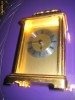 Ceas de masa in metal aurit pe quartz, functional