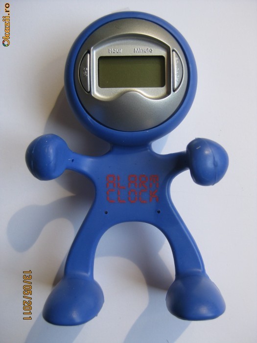 CEAS NOU DE COLECTIE CU CLIPS DINTR-UN PLASTIC MODELANT foto mare