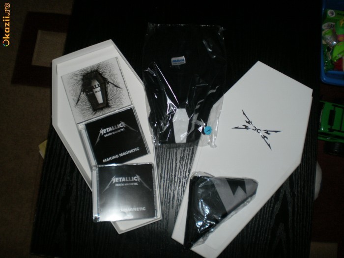 album original Metallica : DEATH MAGNETIC-COFFIN BOX (CD) foto mare