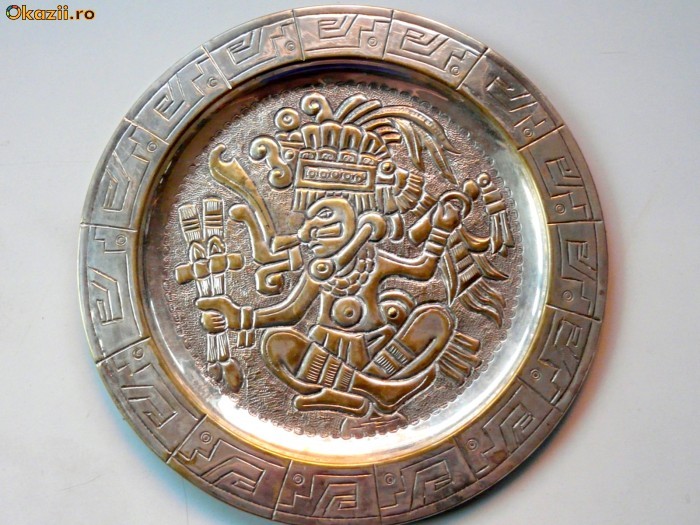 PLATOU ARGINTAT CONFECTIONAT MANUAL IN MEXICO - REPREZENTARE IN RELIEF A UNUI ZEU DIN MITOLOGIA MAYA SI MOTIVE SPECIFICE CULTURII RESPECTIVE foto mare
