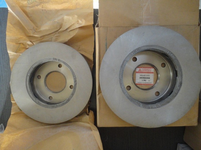 SET DISCURI FRANA FATA MITSUBISHI COLT VI VII SMART FORFOUR - ORIGINALE - 4605A068 foto mare SET DISCURI FRANA FATA MITSUBISHI COLT VI VII SMART FORFOUR - ORIGINALE - 4605A068 foto mare
